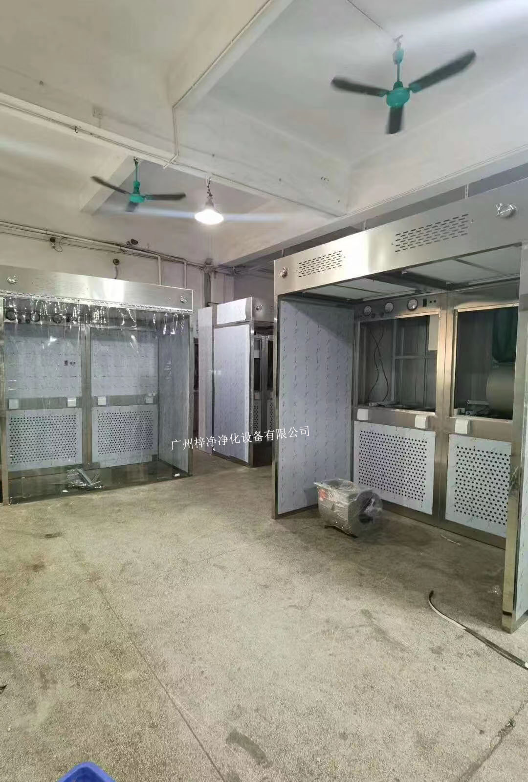 負壓稱量室設(shè)備由工作區(qū)、回風箱體、風機箱體、出風箱體及外箱體幾大部分拼裝而成。